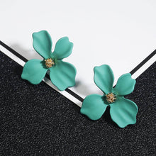 Load image into Gallery viewer, Flower Earrings